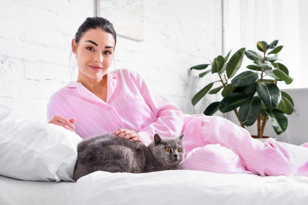 vrouw met kat in bed